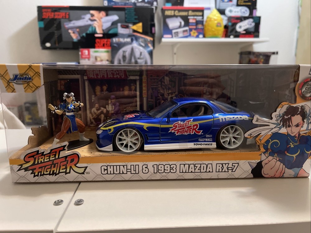 Street Fighter 1:24 1993 Mazda RX-7 Die-Cast Car & 2.75″ Chun-Li Figure New