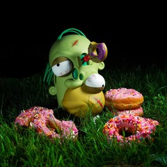 Donut Brain 9″ Zombie Colorway Medium Art Vinyl Figure Bakea x Martian Toys