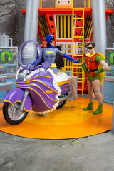 – DC Retro Batgirl Cycle (Batman 66′)