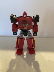 Hasbro Transformers War for Cybertron Earthrise Deluxe Class Prowl