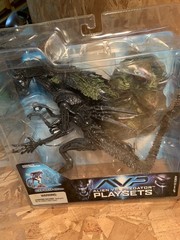 ALIEN VS PREDATOR: ALIEN QUEEN W/ BASE BRAND NEW NO YELLOWING ABSOLUTELY MINT
