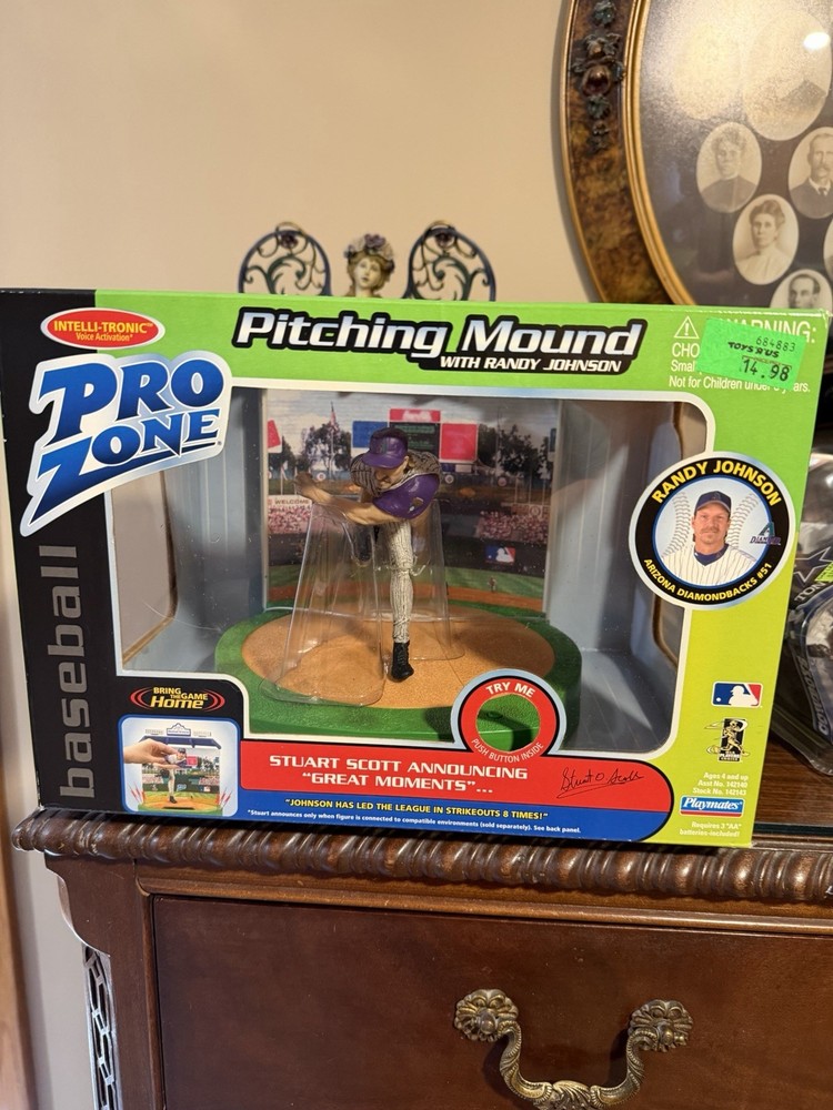 Playmates Toys Randy Johnson Pro Zone Pitching Mound Action Figure 1998