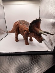 Jurassic World Park Roarivores Triceratops Figure Brown Dinosaur WORKS