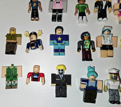 R0BL0X Mixed Figures Lot Of 23 Loose NO CODES