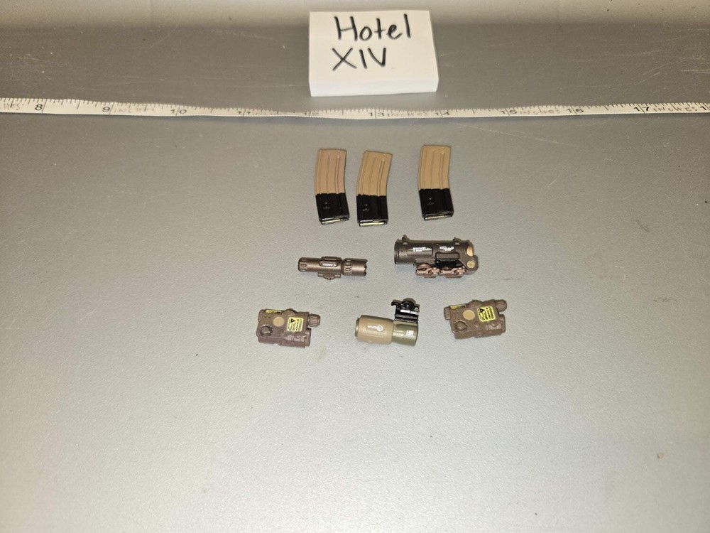 1/6 Scale Modern Era AR Magazine and Weapon Light Accessory Lot – Hotel XIV