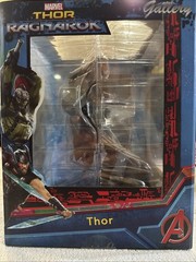 Marvel Gallery Thor: Ragnarok] 10″ PVC Diorama Diamond Select Signed By Sculptor