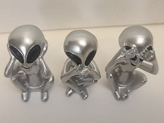 Nemesis Now Three Wise Aliens Figures 3 PIECES/ALIEN SET