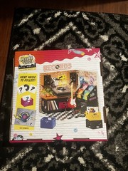 -Mga Miniverse Real Music Record Shop With Exclusive Fender-In Hand