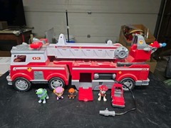 Fire Truck Paw Patrol Ultimate Rescue with Extendable Ladder Minicar & Figures