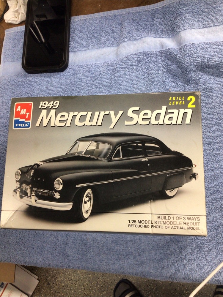 AMT/ERTL 1949 Mercury Sedan 1/25 scale plastic model kit vintage car
