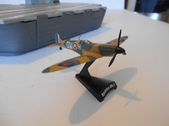 Toy U.S. Aircraft Carrier USS Doris Miller (CVN-81) w/4 WWII Airplanes, 18″ L