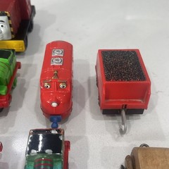 Misc Mixed Lot 19 Wooden/Die Cast/Plastic Train Cars. Thomas The Train/Unknown