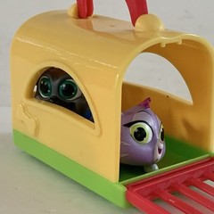 Puppy Dog Pals Travel Pets Series 1 Yellow Carrier, Hissy and Bingo, cat and dog