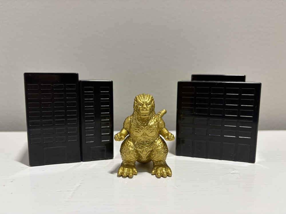 Bandai Godzilla Gold Minus One -1.0 Mini CHASE Figure with Buildings