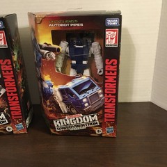 Transformers Kingdom War for Cybertron Deluxe Class Wheeljack , Autobot Pipes