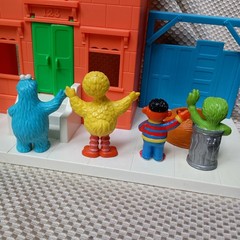 VTG 1991 ILLCO Sesame Street Playset w/ all Figures Few Missing Pieces DMGD Box