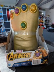 Hasbro Marvel Avengers Infinity War Thanos Gauntlet Foam Full-Size Wearable Fist