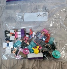 NICE LOT OF RANDOM ROBLOX ACTION FIGURES, ACCESSORIES AND MORE TOYS