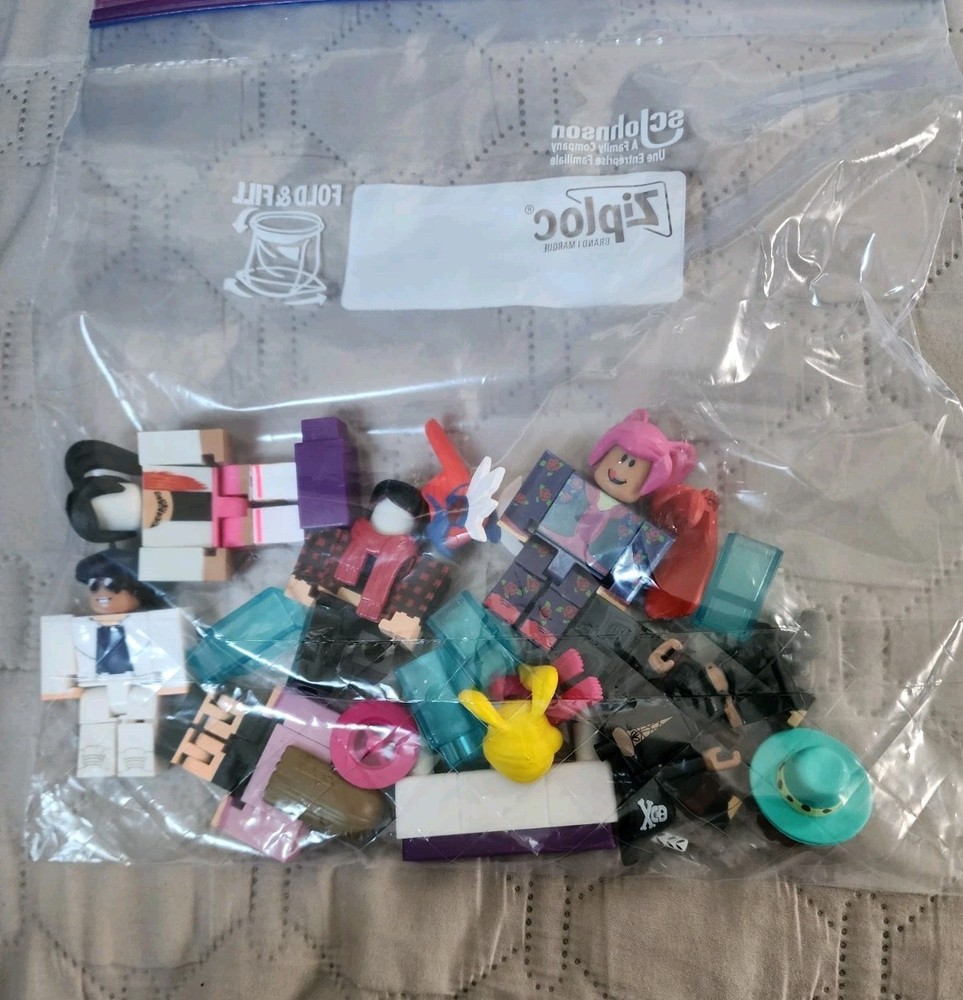 NICE LOT OF RANDOM ROBLOX ACTION FIGURES, ACCESSORIES AND MORE TOYS