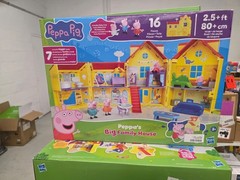 PEPPA PIG Peppa’s Big Family House Playset with 3 Figures, 16 Piece set NEW