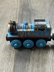 Thomas & Friends Wooden Railway HAPPY BIRTHDAY THOMAS Wood Train Cars Y4501