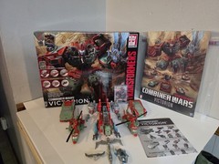 Hasbro Transformers Combiner Wars Victorion Set Complete.