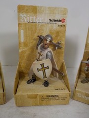 N A327 Schleich Ritter Knights Lot of 2 Foot Soldier & One Red Knight W/ Weapon