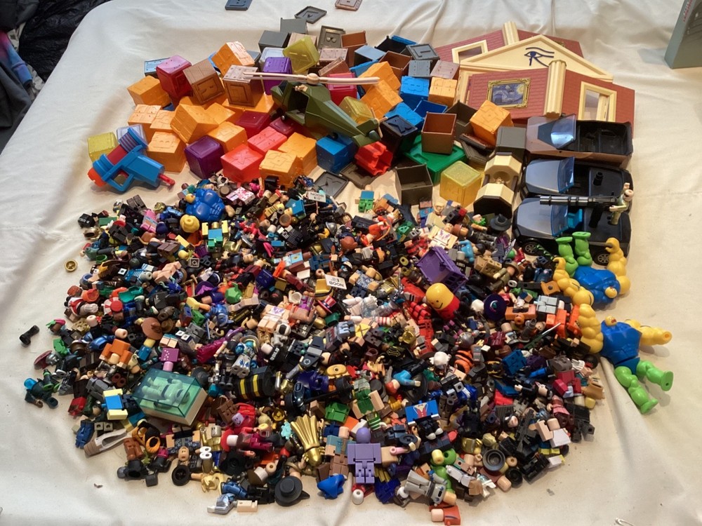 LOT OF 20+LBS OF ROBLOX FIGURES PARTS & PIECES-free shipping