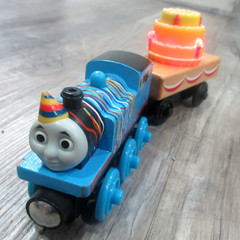 BIRTHDAY THOMAS with MUSICAL CAKE CAR 2012 /Thomas & Friends Wooden Trains Y4501
