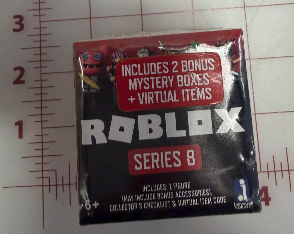 Roblox Celebrity Series 8 Blind Box Mystery Cube Bronze Color New Sealed