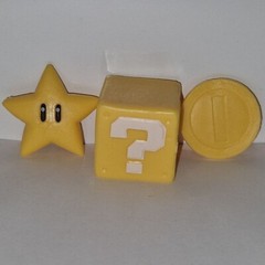 RARE MINIATURE ? BOX WITH ITEMS PVC Action Figure