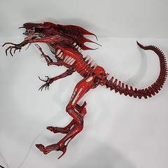 2015 NECA Aliens Genocide Ultra Deluxe Series 15″ Red Queen Mother Figure
