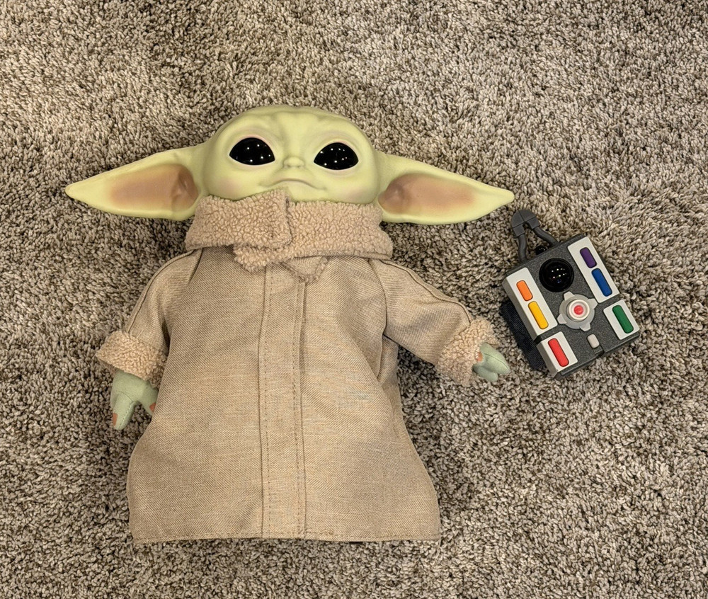 Star Wars The Child Grogu (Baby Yoda) Action Figure w/ Tan Robe & Remote