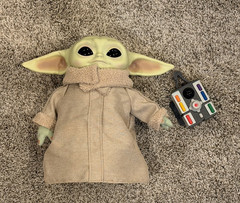 Star Wars The Child Grogu (Baby Yoda) Action Figure w/ Tan Robe & Remote