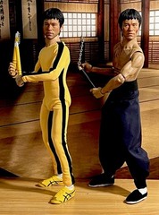 BRUCE LEE 1:6 ENTER THE DRAGON/GAME OF DEATH BOXED SET OF 2 +XTRA HANDS & STANDS