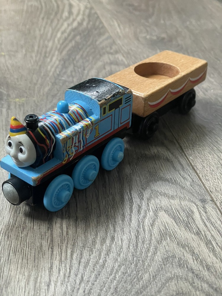 Thomas & Friends Wooden Railway HAPPY BIRTHDAY THOMAS Wood Train Cars Y4501