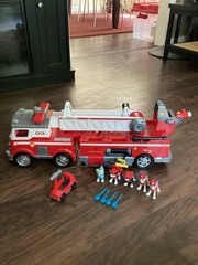 Paw Patrol Ultimate Fire Truck Ultimate Rescue 5 Figures Car And Water Canons