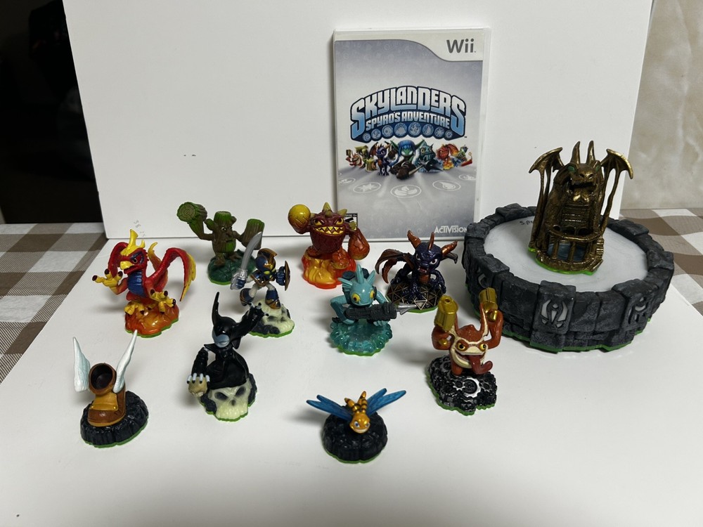Skylnaders Spyro’s Adventure Nintendo Wii Video Game action figurines play set