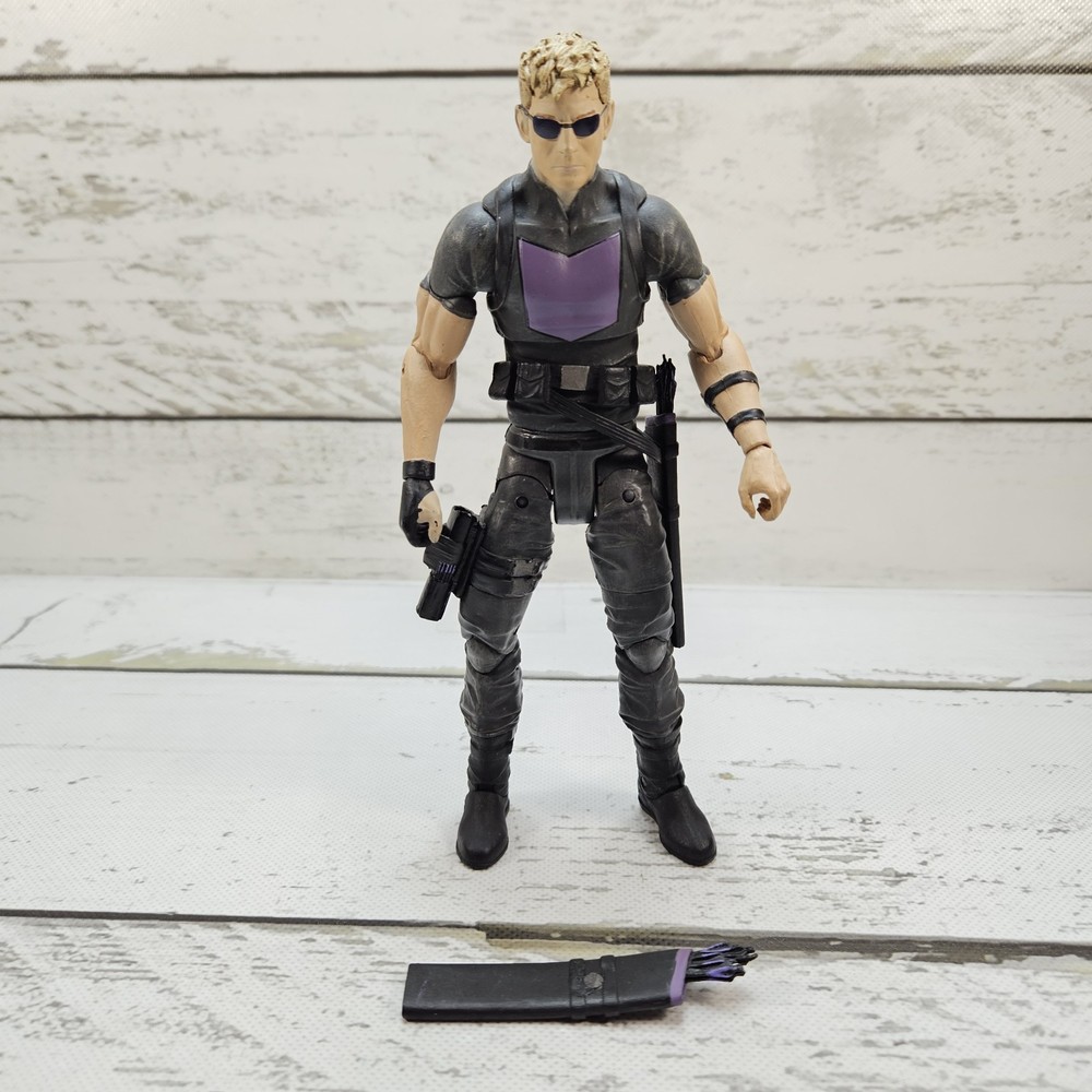 Diamond Select Marvel Select Avenging Hawkeye 2015 7″ Adjustable Figure Read