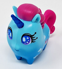 Uni-Verse Arcadey Sadey Unicorn Figure Fantasyland sml 2″ t blue w/ pink 40700
