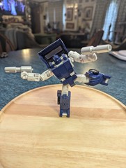 Transformers War For Cybertron Kingdom Deluxe WFC-K32 Autobot Pipes