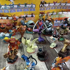 SKYLANDERS 🔥CLEARANCE Lot of 39 , instructions manual, poster and Travel Case