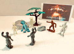 Close Encounters of the Third kind, ALIEN figures & scientist on Header Card