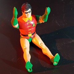 Robin Action Figure Plastic Red Green Yellow Costume w/ Beige Black Details