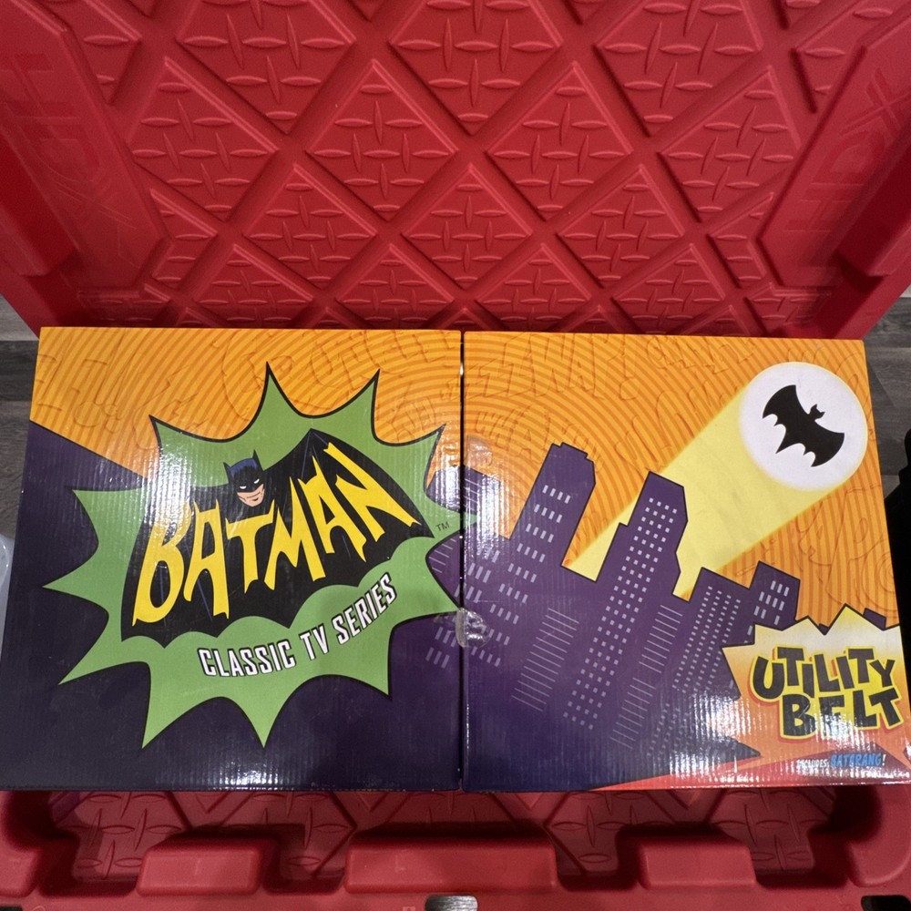 BATMAN CLASSIC TV SERIES UTILITY BELT INCLUDES BATARANG ADULT COLLECTOR