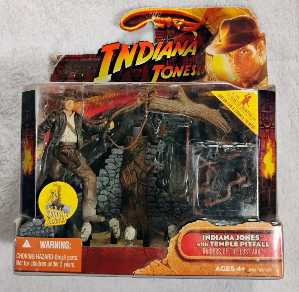 Indiana Jones With Temple Pitfall Raiders of the Lost Ark Hasbro 2008