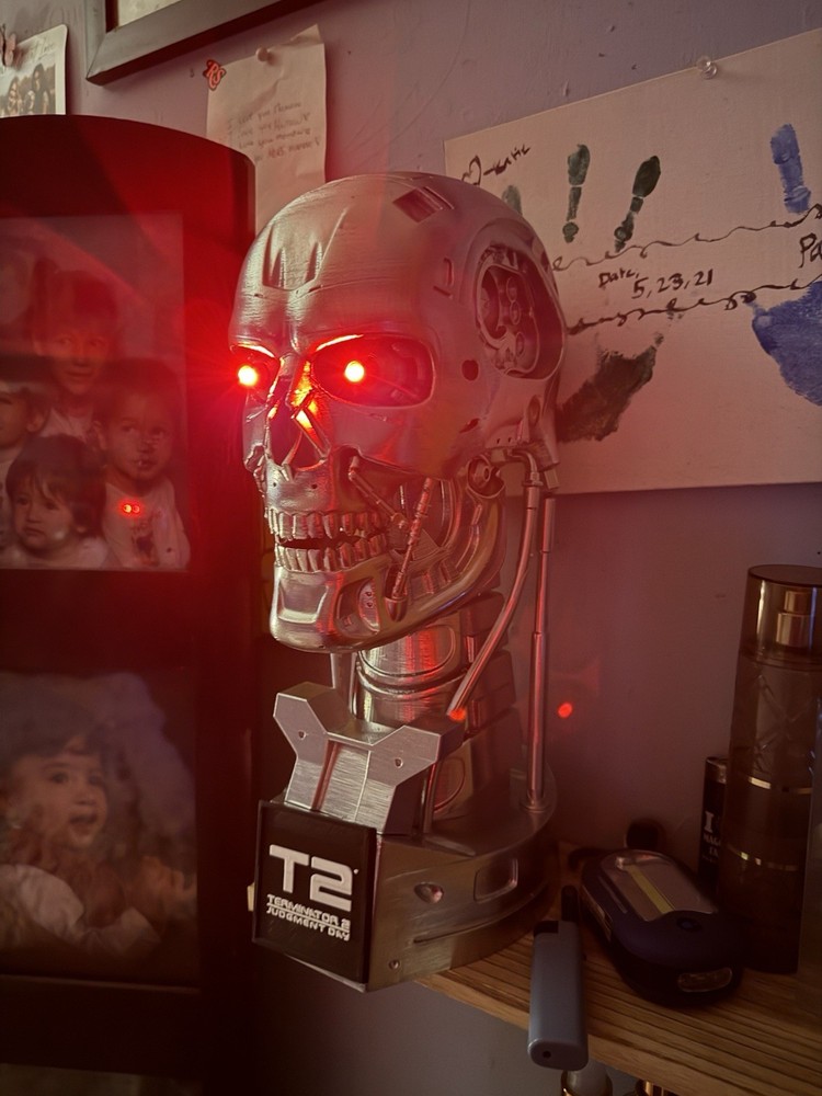 T800 BUST LIFESIZE Terminator Light Up Eyes