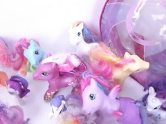 My Little Pony lot of 21 various Ponies Tons of Accessories and bag Free Ship