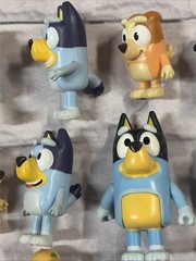 Bluey Playset, Golden Crown Restaurant Case & 15 Figures, Table, Chairs