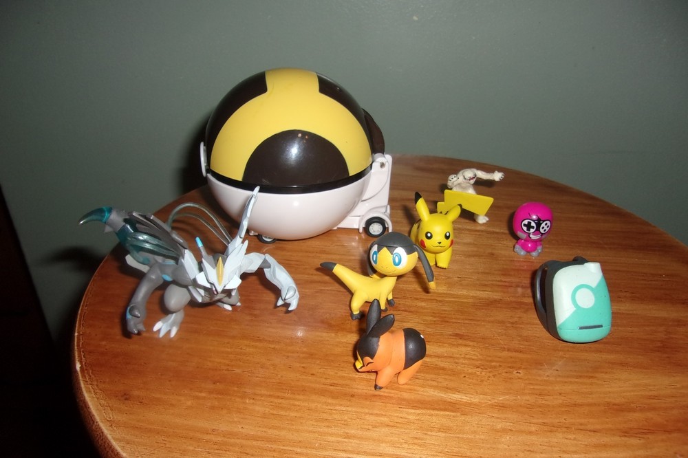 8 pc. Vintage Lot Pokemon Nintendo Mini Figures & Lizard & Pokeball TOMY + more